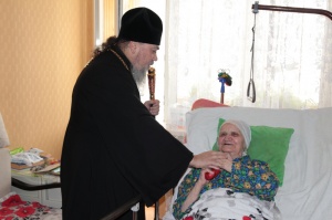 Епископ Гедеон посетил на дому одну из старейших прихожанок Георгиевского храма
