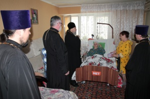 Епископ Гедеон посетил на дому одну из старейших прихожанок Георгиевского храма