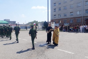 Священник принял участие в церемонии принятия новобранцами военной присяги