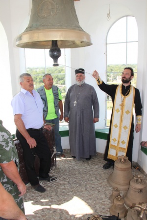 Освящены колокола нового храма села Солдато-Александровского