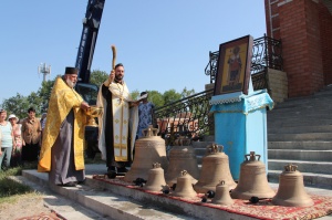 Освящены колокола нового храма села Солдато-Александровского