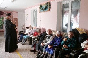 Священник побывал в доме-интернате для престарелых и инвалидов