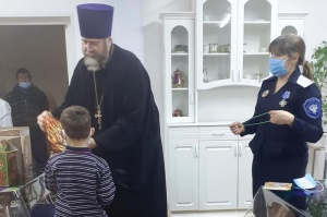 Священник навестил детей, оставшихся без попечения родителей