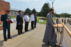 Священник поздравил солдат, принявших воинскую присягу