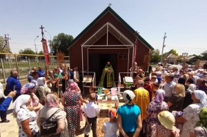В Зеленокумске состоялся Крестный ход к храму Сошествия Святаго Духа