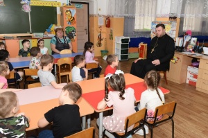 Священник посетил детский сад в Покойном