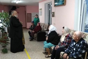 Священник побывал в доме-интернате для престарелых и инвалидов