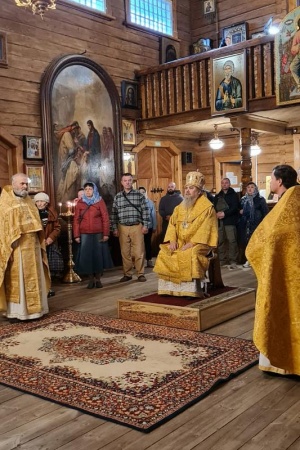 Епископ Гедеон совершил Божественную литургию храме Казанской Иконы Божией Матери посёлка Вырица