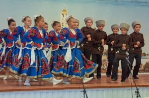 На Архиерейском подворье в станице Незлобной прошёл VII Епархиальный казачий фестиваль песни и танца «Играй, гармонь казачья!»