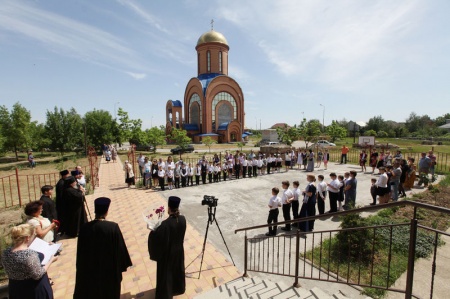 28 мая 2018 г. Торжественная линейка, посвящённая окончанию учебного года и первому выпуску из православной начальной школы.