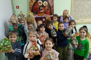 Воспитанники епархиальных образовательных учреждений получили сладкие архиерейские подарки