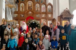 Рождественские подарки детям вручили представители местной и государственной власти