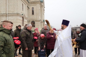 Множество местных жителей пришло на Крещенское богослужение в селе Александровском