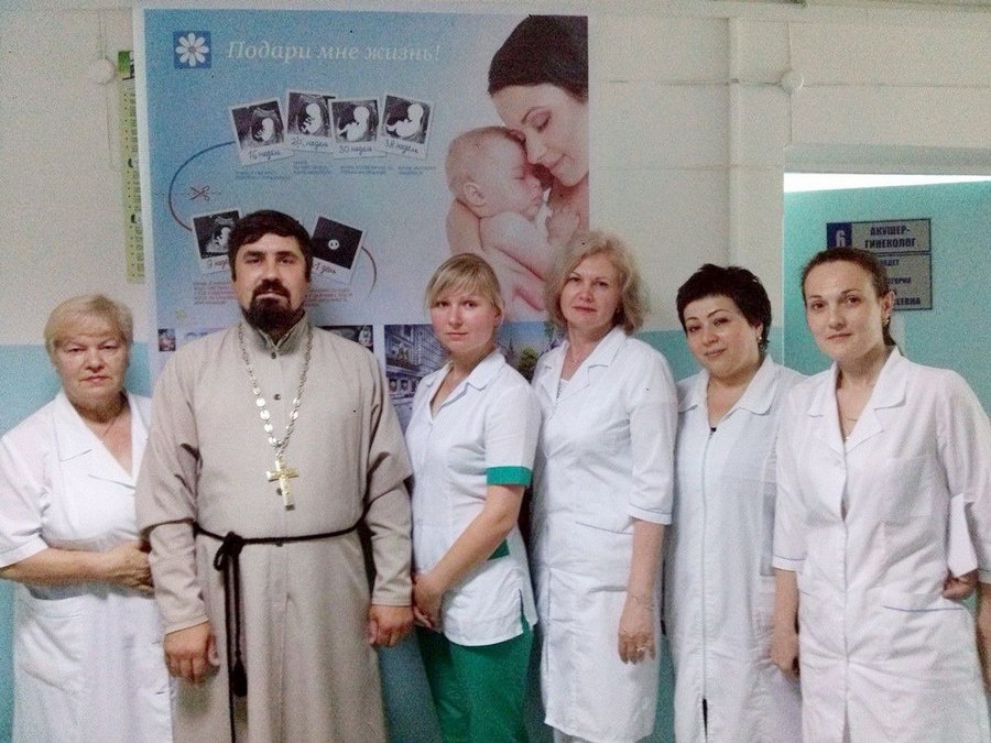 Протоиерей Алексий Егоров с медицинским персоналом у кабинета акушера-гинеколога.