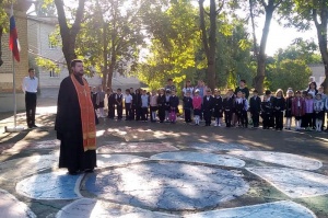 Священник совершил в школе молебен «перед началом учения отроков»