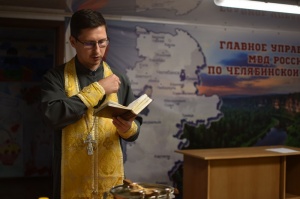 Новая смена на ФКПП «Затеречный» началась с молитвы и благословения священника